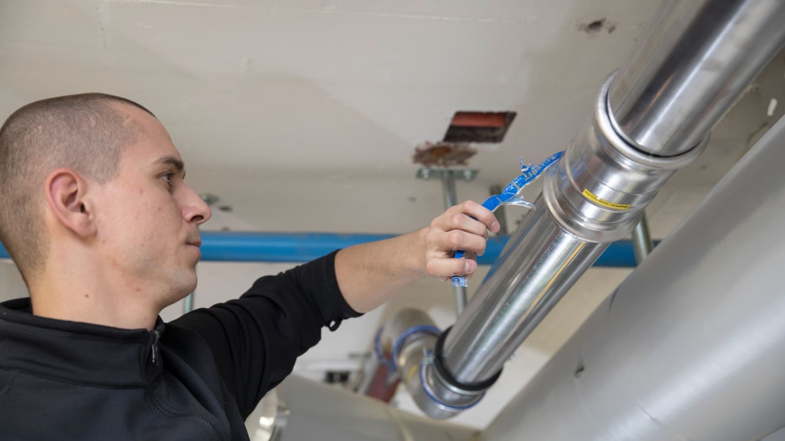 Avec Geberit Mapress, l'indicateur se retire simplement après le sertissage Avec Geberit Mapress, l'indicateur se retire simplement après le sertissage