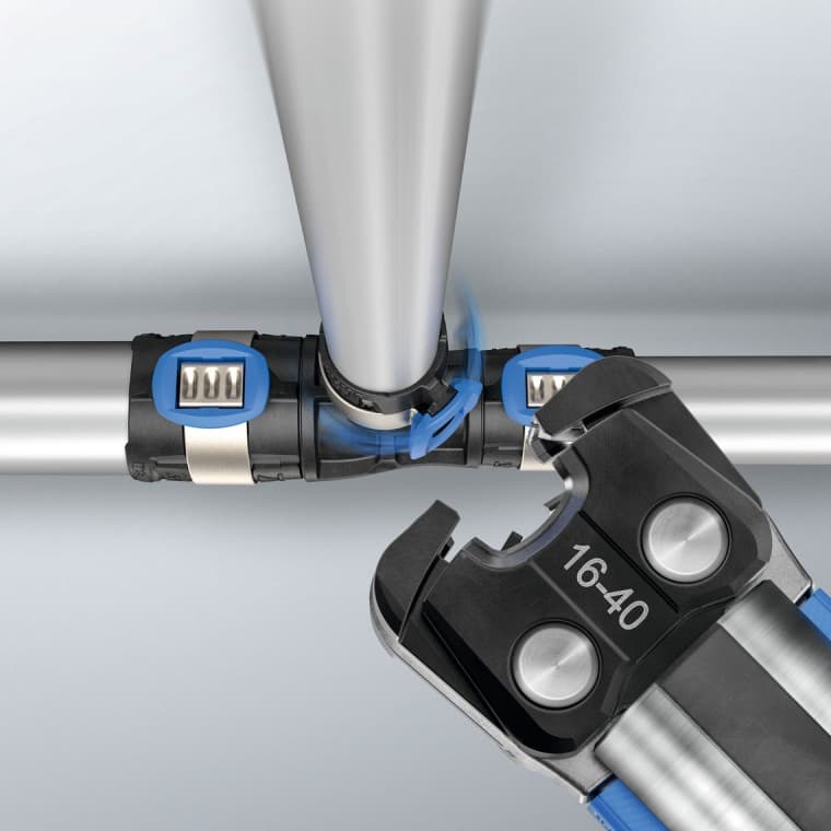 Le système de pressage Geberit FlowFit est facile à utiliser, même dans les positions les plus difficiles, grâce au collier de pressage rotatif. Le système de pressage Geberit FlowFit est facile à utiliser, même dans les positions les plus difficiles, grâce au collier de pressage rotatif.