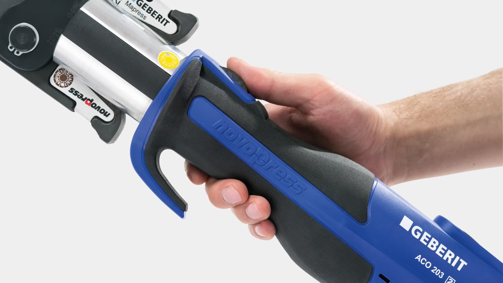 Utilisation ergonomique de la pince grâce à sa poignée antidérapante et compacte Utilisation ergonomique de la pince grâce à sa poignée antidérapante et compacte
